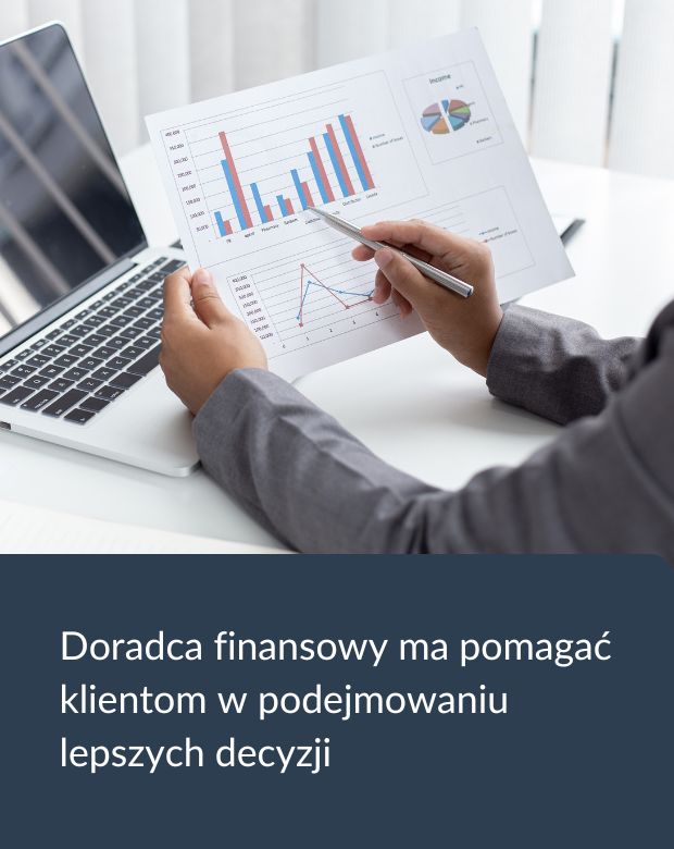 mężczyzna oglądający wyniki finansowe przy laptopie