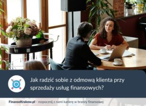 widok z góry na siedzących przy stoliku w kawiarni kobietę i mężczyznę z laptopem prowadzących rozmowę biznesową