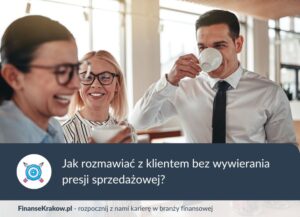 Rozmowa w biznesowym otoczeniu dwóch roześmianych kobiet i mężczyzny pijącego kawę