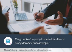 Gestykulujący mężczyzna z laptopem wyjaśnia zapisy umowy siedzącym naprzeciwko ludziom