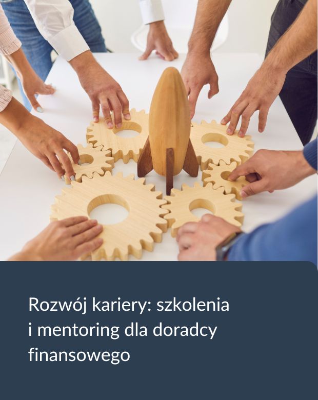 zespół trzymający w dłoniach zestaw kół zębatych