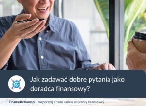 Uśmiechniety mężczyzna z długopisem w dłoni rozmawia z osobą poza kadrem, na zdjęciu napis Jak zadawać dobre pytania jako doradca finansowy?